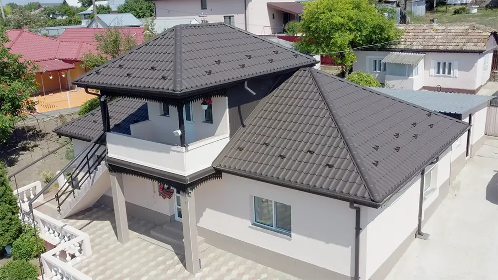 Daily, finisaj Fresco, culoare maro brun – RAL 8019, proiect rezidențial